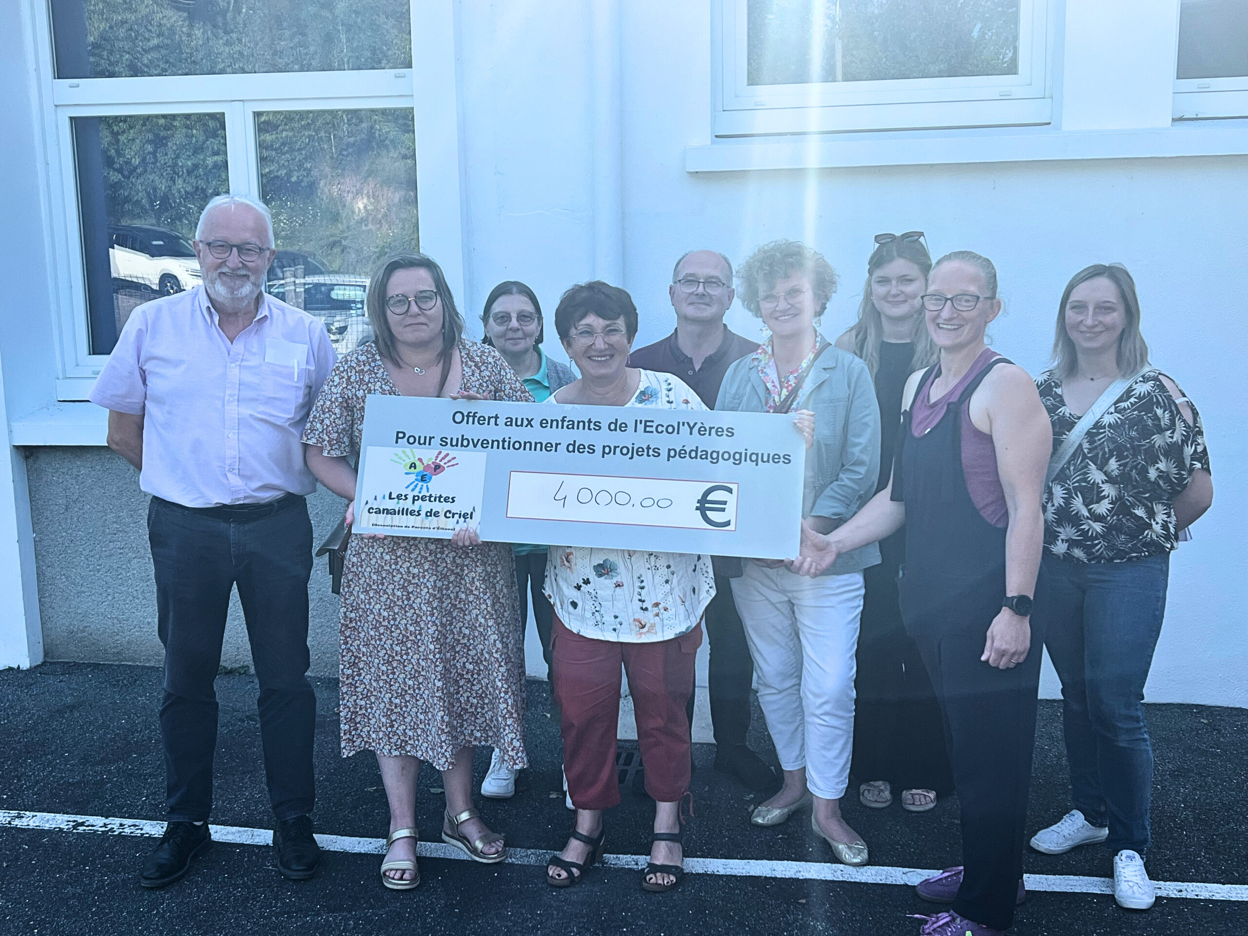 You are currently viewing L’Ecol’Yères : 4 000 € remis par l’association de parents