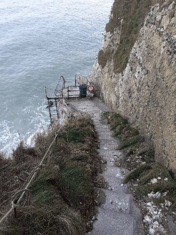 Lire la suite à propos de l’article Démantèlement des échelles d’accès à la mer du Val Pollet