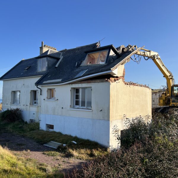 Démolition d’une maison en bord de falaise