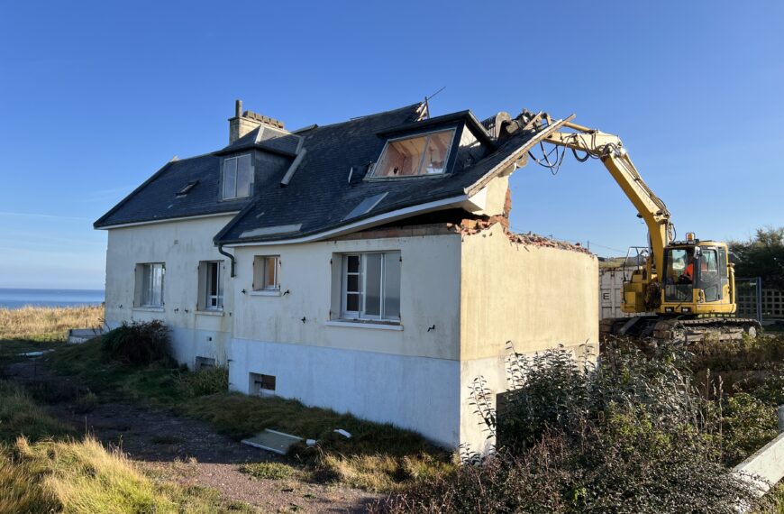 Démolition d’une maison en bord de falaise