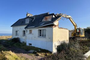 Démolition d’une maison en bord de falaise