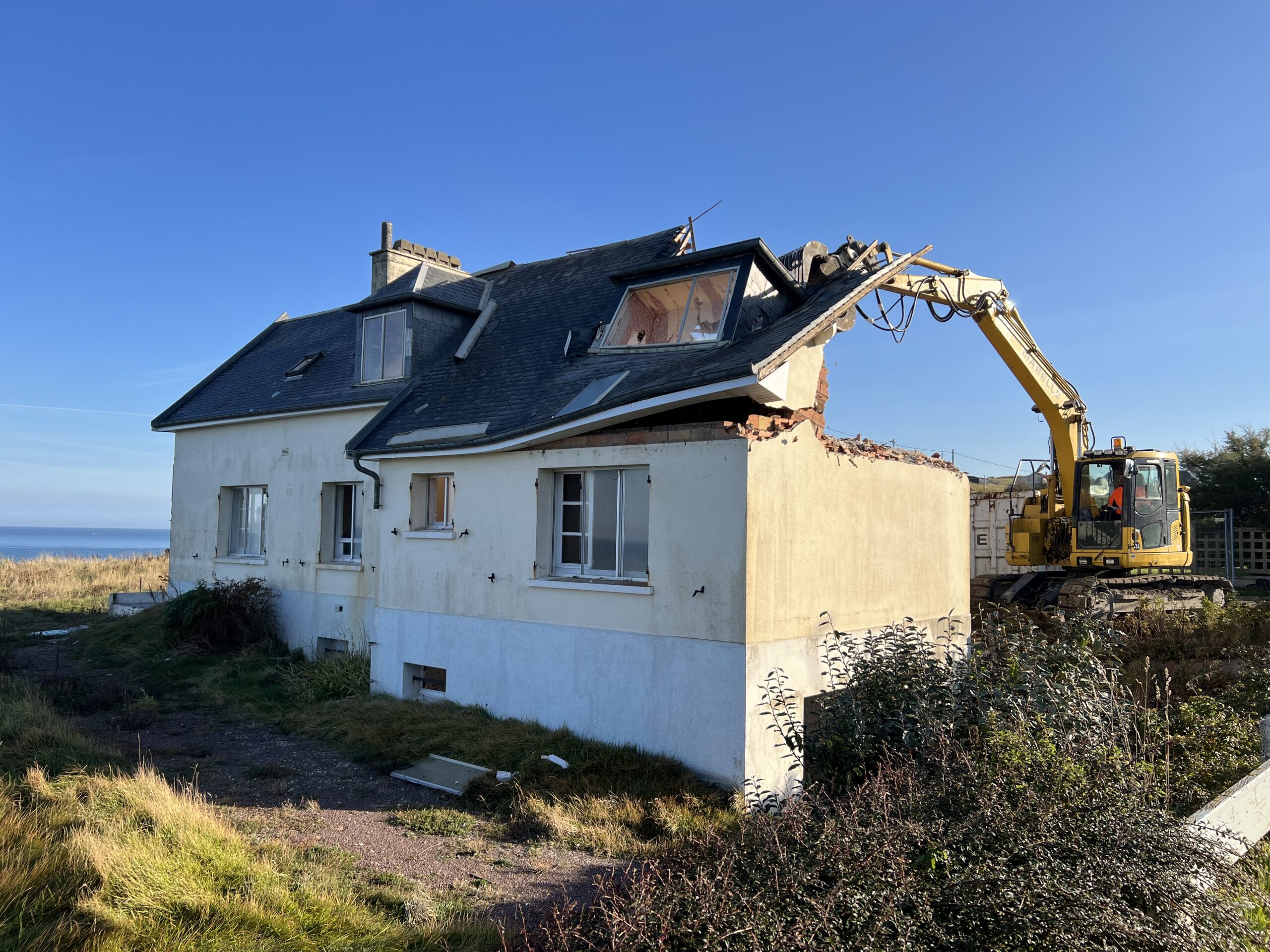 Lire la suite à propos de l’article Démolition d’une maison en bord de falaise